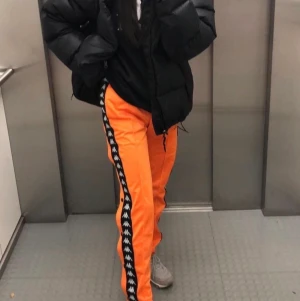 Kappa byxor  - Orangea kappa byxor. Fint skick. Storlek L men passar på perfekt på både S/M. Frakt ingår i priset 