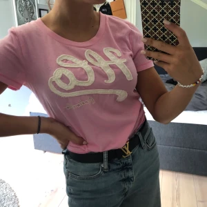 T-shirt med text - Rosa hollister t-shirt med nån konstig text jag inte kan tyda haha, FRAKT INGÅR I PRISET, kontakta för fler bilder eller frågor, buda gärna