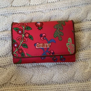 Plånbok ifrån Oilily - Supersöt plånbok ifrån Oilily som iprincip ser oanvänd ut. Har slutar säljas. Nypris: ca 700kr (FRAKT TILLKOMMER)