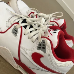 Nike air flight 89 - Dessa skor är i perfekt form. De har inga repor eller något annat. Det står på de storlek 44 men de passar alla som har normalt storlek 42. Vi kan snacka mer om priset om du är intresserad. Nya par kostar ca 1000kr