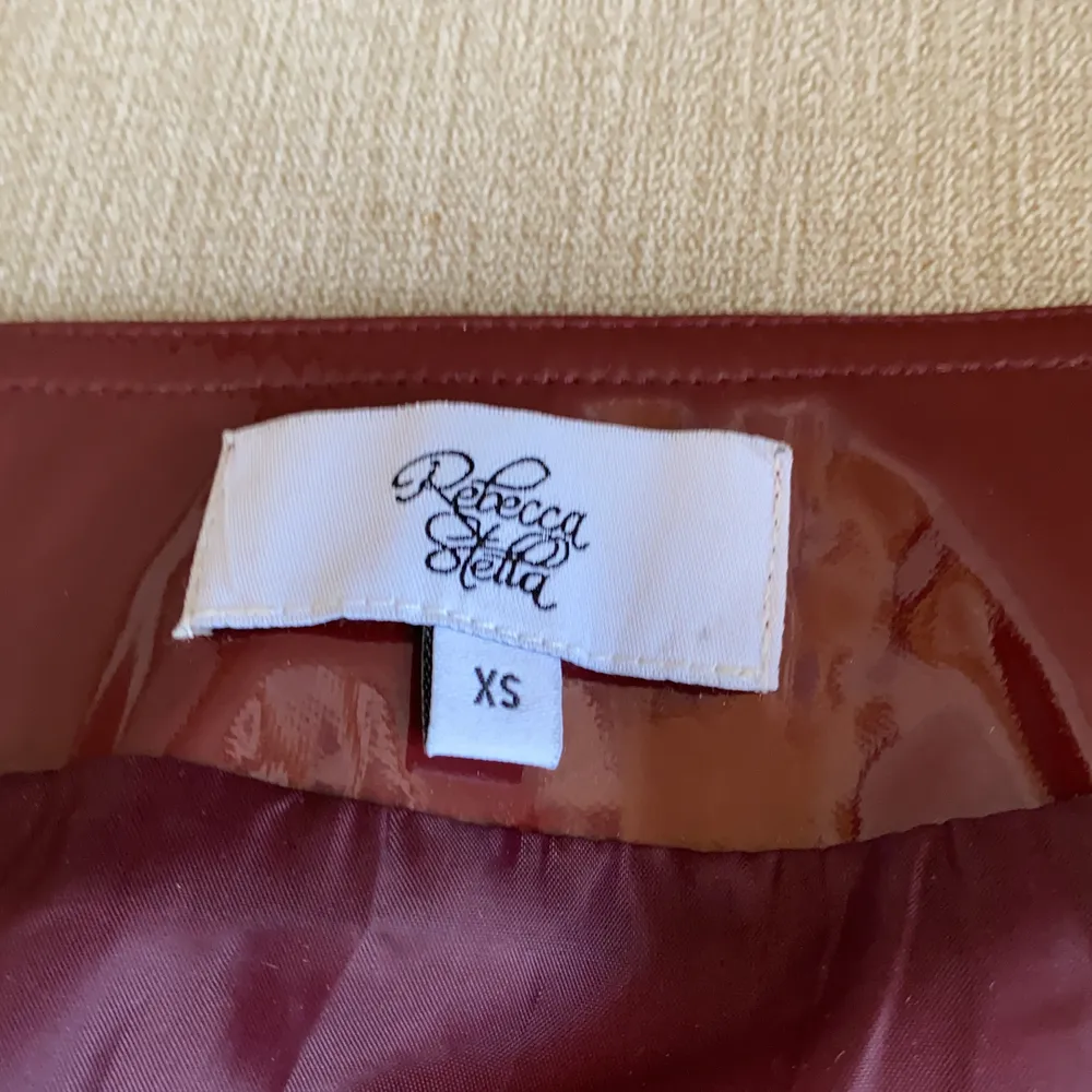 Supersnygg lackkjol från Rebecca Stellas klädmärke, säljer då den tyvärr har blivit för liten 😢 tror inte den finns att köpa längre men tror nypris var 499? Knappt använd💖 frakt tillkommer . Kjolar.