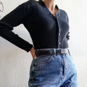 Söt svart Kofta  - Söt svart kofta i storlek från märket Zoul i storlek 38-40 men jag skulle nog säga att den är i storlek S/M. 