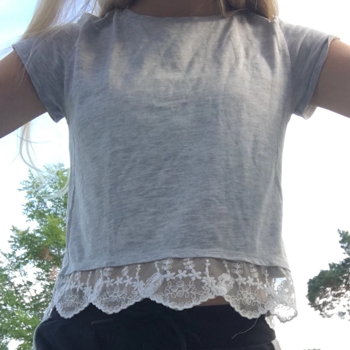 Grå tröja med vit spets