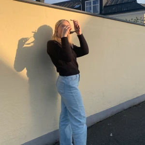 Jeans  - Ljusblåa vida jeans storlek 36, väldigt långa i benen, är 166cm. 