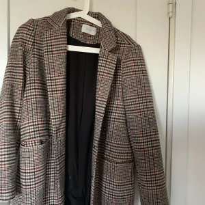NEO NOIR - EN snygg jacka/ kappa från Danmarks populära märke NEO NOIR, älskar det ”rutiga mönstret”. Endast använd 2 gånger då jag fick den men i för liten storlek! Pris kan diskuteras🌸    Nypris : 1000