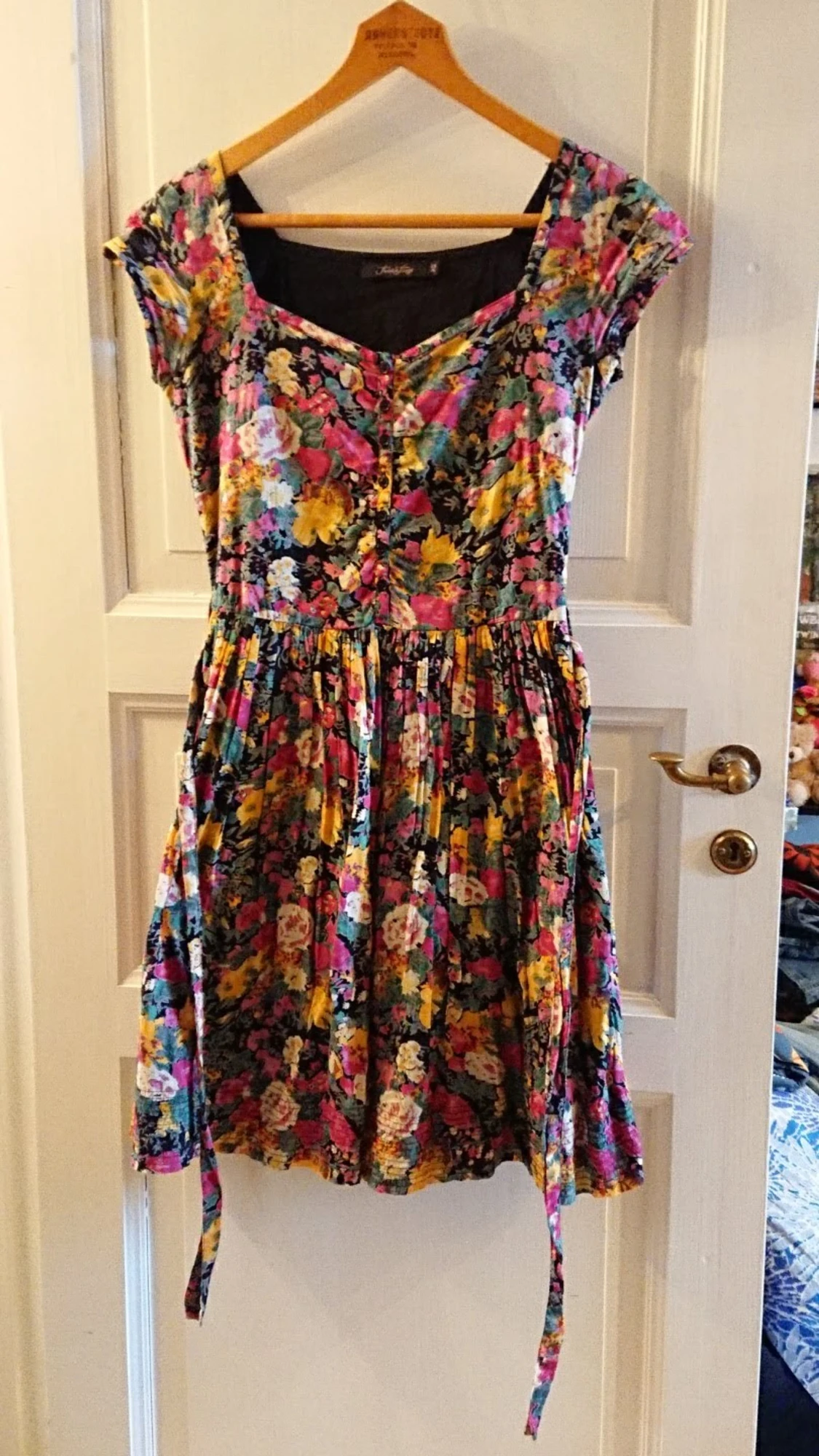 Blommig klänning med midjeband