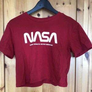  - Röd croped tröja, Nasa tryck på. Köparen står för frakten.