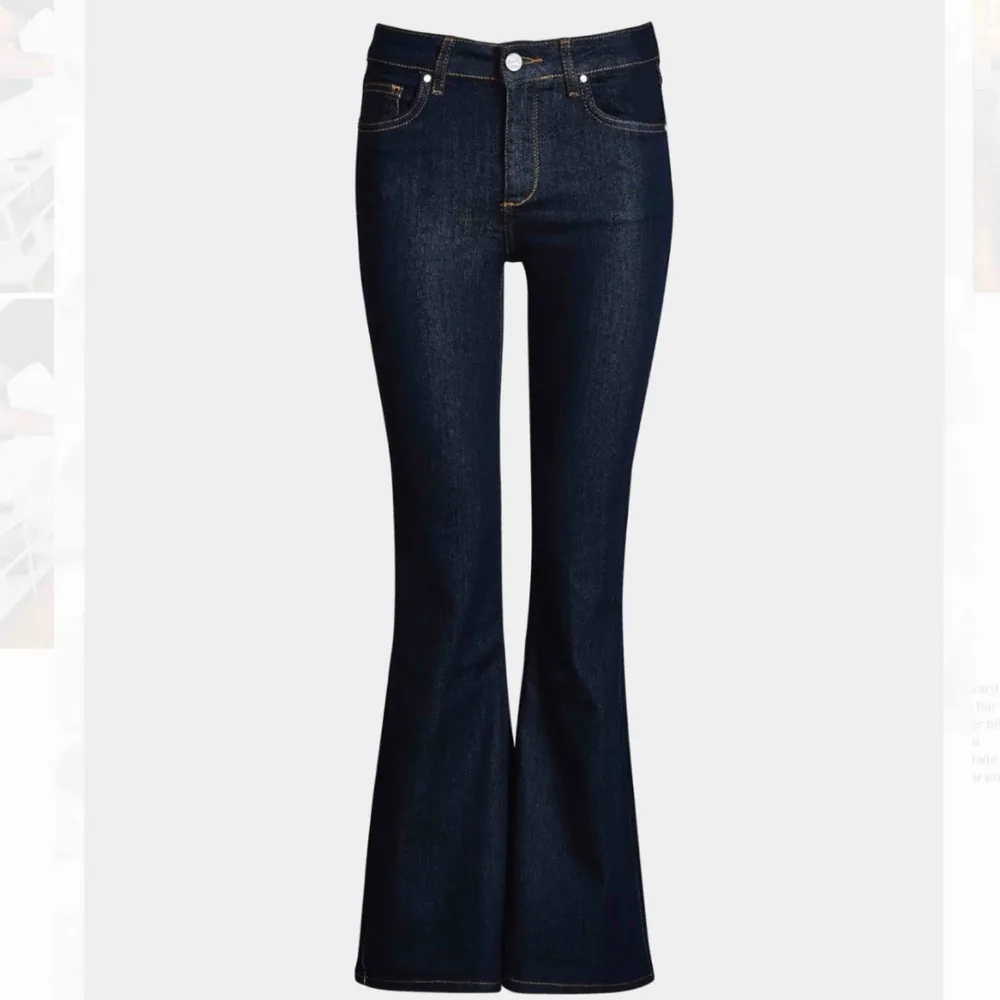 Bootcut jeans i nyskick! De är en ljusare blå färg än vad de ser ut att vara på bilden. Vid frakt tillkommer en kostnad på 60 kr, skriv till mig vid fler frågor!😊. Jeans & Byxor.