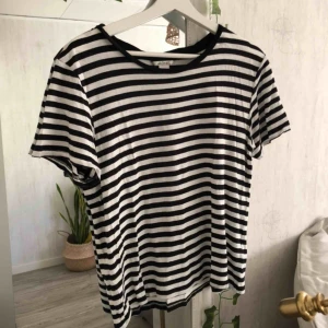  - Oversized t-shirt från Monki i mycket fint skick 🥰