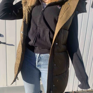  - En super trendig väst i fin färg! Som passar perfekt till våren men även till sommar och höst. Lätt att styla och passar bra till olika stilar. Aldrig andvänd, med prislapp. Köpt för 800. Den är fån hm conscious och är därför superbra kvalitet.