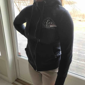  - Mörk grå Kofta från Etirel. Frakt tillkommer