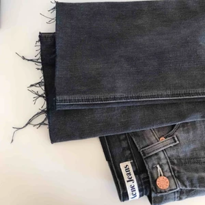 Urtvättade acnejeans - Trendiga urtvättade Acne jeans. Säljer då de är för små för mig (har normalt 29/32 eller m). Skulle själv säga att storleken är runt 26-27/32 (xs/s). Lägre i midjan smalare i låren. Nypris: 2000kr. Frakt tillkommer.