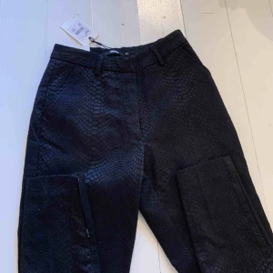  - Helt nya supersnygga byxor från bikbok! Aldrig använda på grund av att dom var försmå för mig. Frakt tillkommer💕 Nypris 399