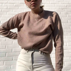  - Stickad ljusrosa tröja från H&M. Mysigt material, men kan lätt bli statisk. I storlek XS men passar S. Kan mötas upp i Malmö eller frakta mot fraktkostnad. 