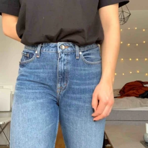  - Jeans från Tiger of Sweden i nyskick! W29 L32 men skulle säga att de är små i storlek. Avklippta nertill så de är mer som L29 nu. Nypris 1200kr och frakten ingår
