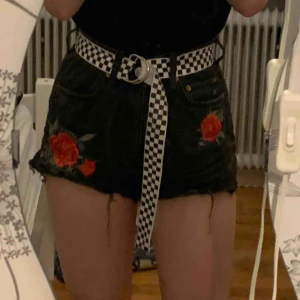  - Shorts från H&M i strl 36 men är lite stora i midjan för mig, så om du normalt har 36 på H&M kan du behöva ha bälte till dessa
