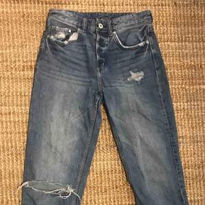 Såå snygga jeans från H&M köpta för nått år sedan! Blivit försmå så används ej längre! Står storlek 24 i byxorna men det är ungefär som 34-36:)) skriv för mer info😊