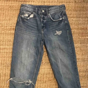  - Såå snygga jeans från H&M köpta för nått år sedan! Blivit försmå så används ej längre! Står storlek 24 i byxorna men det är ungefär som 34-36:)) skriv för mer info😊