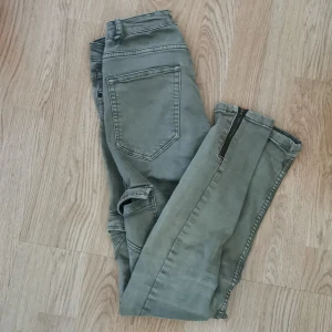 Jeans - Snygga jeans med fickor på sidorna men två små hål i sidorna som man ser på bilden, lätt lagat men inte haft tiden till det 