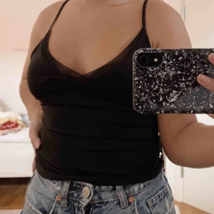  - Svart topp med lite mesh detaljer från zara. Aldrig använd. Fraktar men köparen står för fraktkostnad🥰