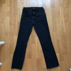  - Snygga jeans säljer pga för små