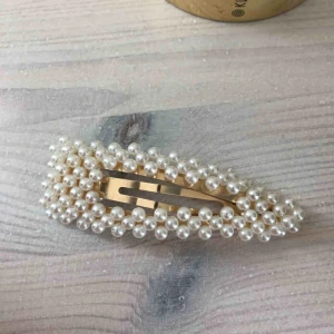  - Sött trendigt hårspänne med pärlor. Nyskick! 