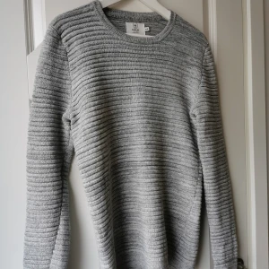 Ribbstickad tröja  - Fint skick, sitter som vanlig small/medium. 