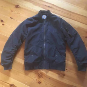  - Svart Carhartt bomberjacka i storlek s. 