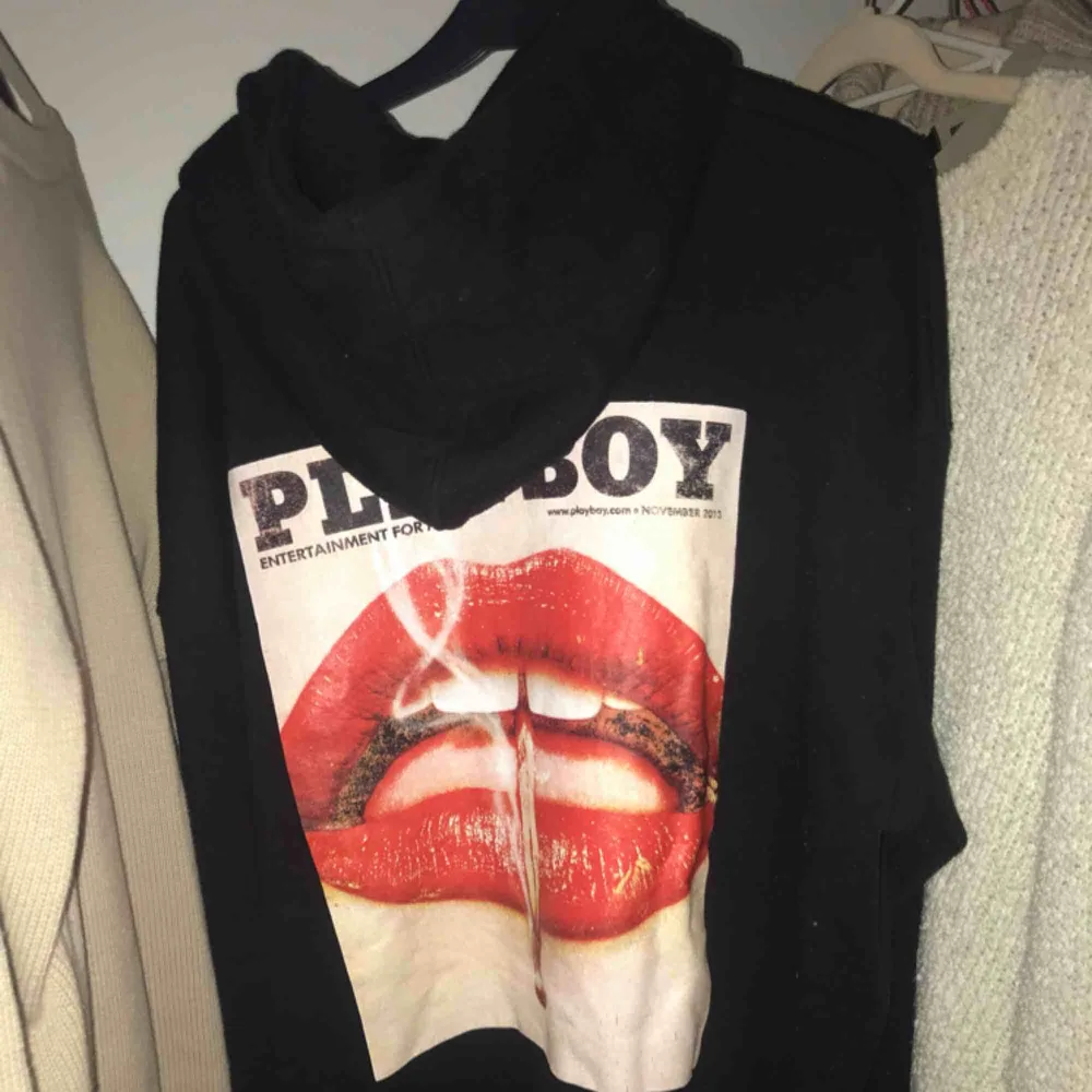 Säljer min älskade Playboy X Missguided hoodie, har knappt blivit använd därav att jag säljer den. Superfint skick! Möts helst upp, men om den ska fraktas står du för frakten :) Storlek 32 men passar de flesta. Snabba affärer prioriteras. Hoodies.