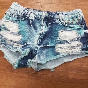 LEVIS - Short sexy jeans. Bought wrong size but fits medium and small plus medium 