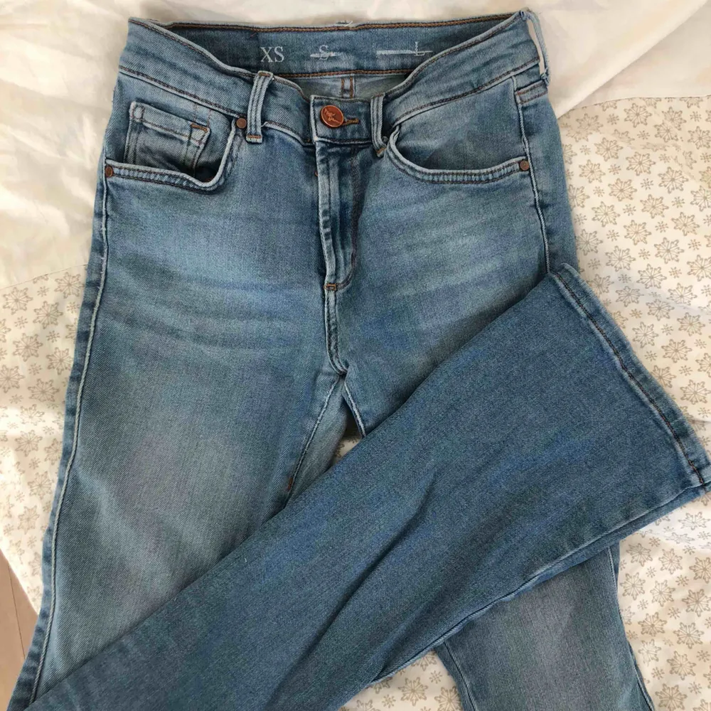 De perfekta Bootcut-jeansen från BikBok. Storlek XS men passar både XS-S pga stretchen. RIKTIGT snygga verkligen! . Jeans & Byxor.
