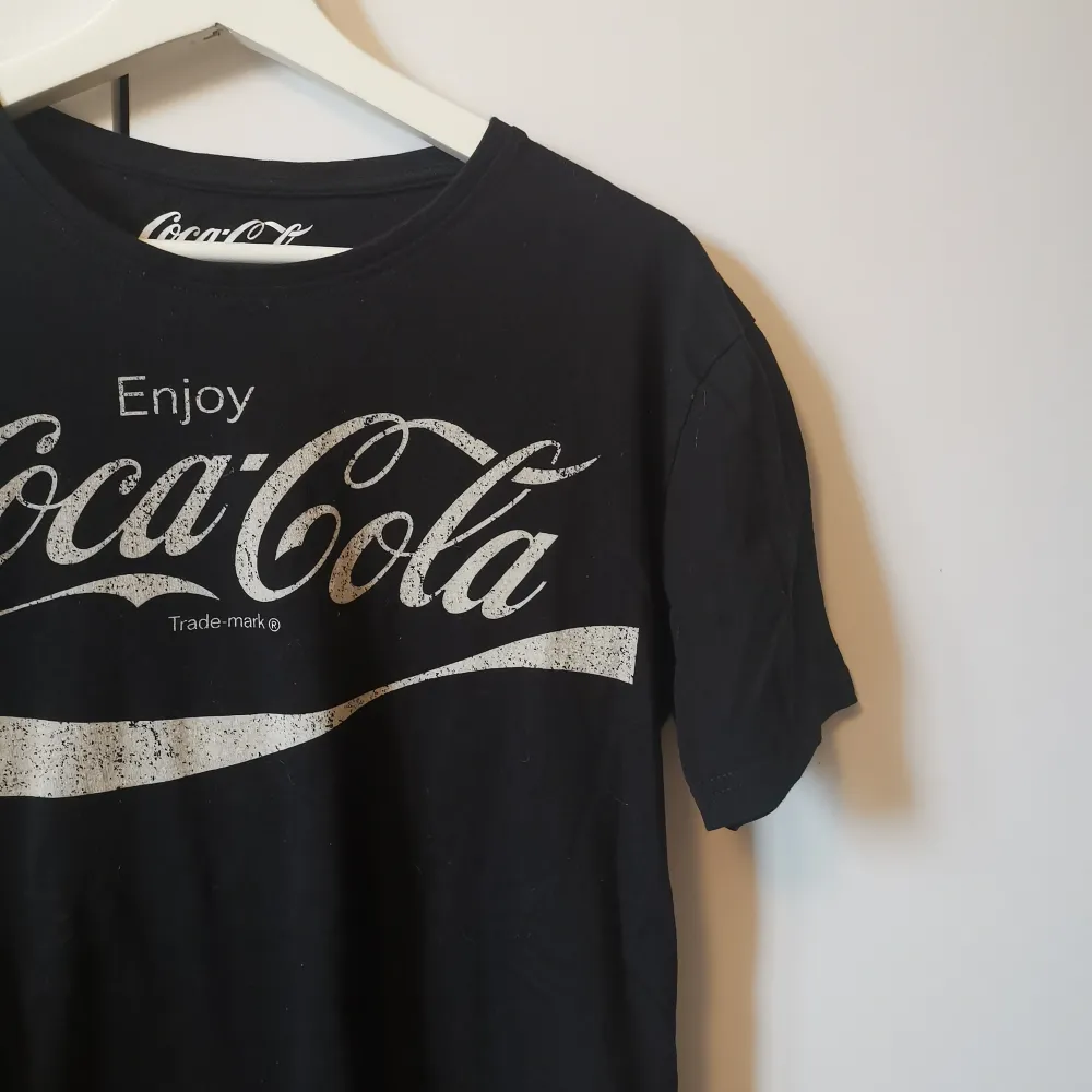 Svart T-shirt med Coca-Cola tryck i storlek M. Frakten ligger på 44 kr. . T-shirts.