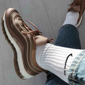  - Säljer mina Nike air max 97! Använt dem få gånger så dem är i bra skick!  Köpte dem för 1600kr men säljer dem för 500kr + frakt eller bud! 😊  Kan mötas upp i Stockholm om det är den 8/4