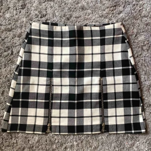  - Superfin kjol i rutmönster, frakt är inkluderat🖤🤍