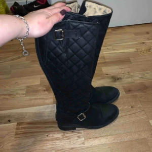  - Quiltade Johnny Bull stövlar.  Fint skick! Sparsamt använda!  Köpta för 1998:- Mitt pris 600:- 