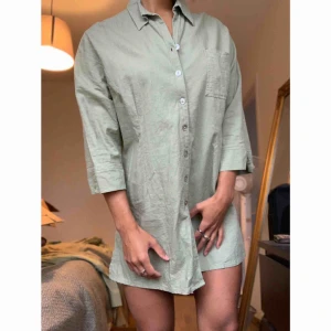  - Snygg oversize linneskjorta 🌟 Snygg till ett par byxor eller som den är på sommaren 🌿👌🏽 står strl XL jag själv är S-M
