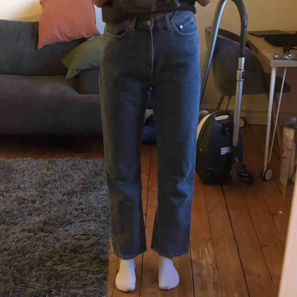 Snygga jeans i modellen Row från Weekday! Färgen är Sky Blue och de är i storlek 28/30. Jeansen är i väldigt bra skick då de knappt är använda! . Jeans & Byxor.