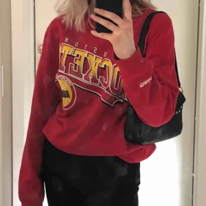  - Basketinspirerad sweatshirt från märket mitchell and ness som jag köpte i somras på beyond retro. Den är supermysig och varm. Frakt tillkommer! 