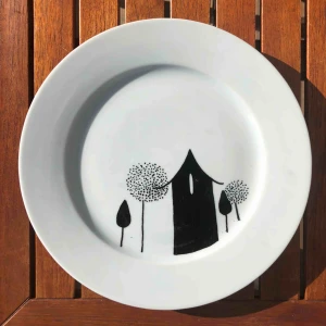  - En handmålad tallrik gjord av porslin-penna! Tallriken går utmärkt att äta på efter:)