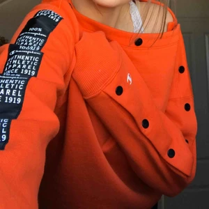 Champion sweater - Fräsig collagetröja med knappar som kan öppnas. Priset kan diskuteras :) 