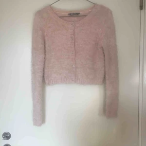  - Fluffig kofta från Lindex med fakediamantknappar Frakt:50