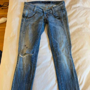  - Storlek: 27 Lågmidjade ljusblå jeans 👖  Inte mycket använd☺️