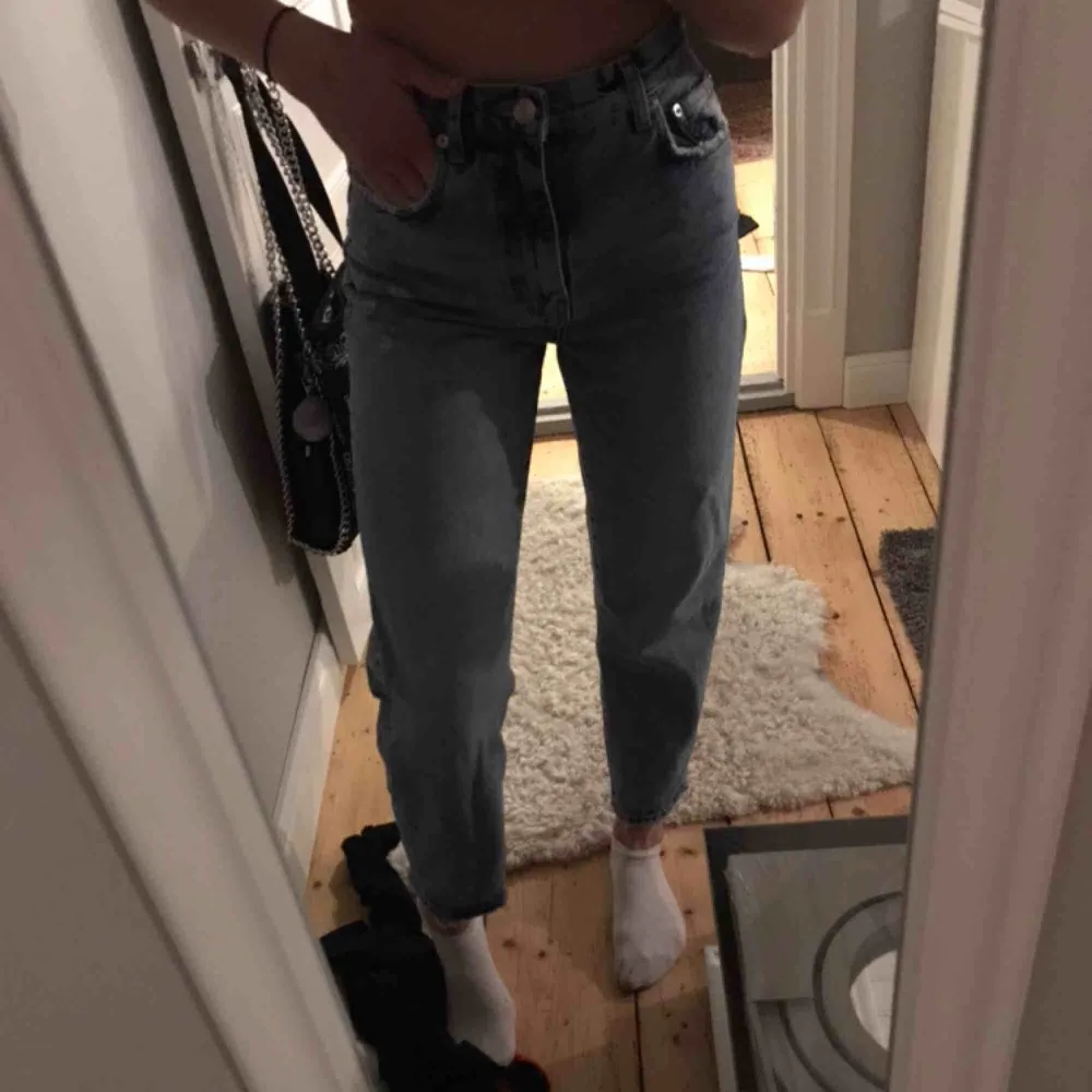 Jeans från Gina Tricot i modellen ”Relaxed Mom Jeans”, storlek 34. De är som nya, använda tre gånger typ!  Nypris: 549  Mitt pris: 250+frakt🤗. Jeans & Byxor.