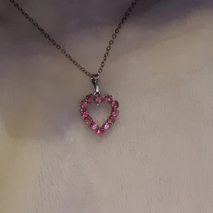 Silvrigt halsband med hjärta - Silvrigt halsband med ett rosa hjärta med glitter / stenar. 🌼 Budgivning om fler är intresserade