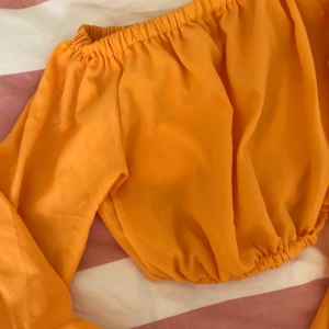  - Magtröja, vet ej var den e köpt, storlek XS, med trumpetarmar. 