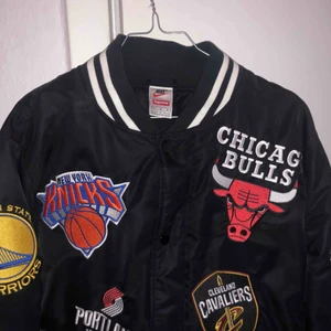  - Nike nba x supreme jacka. använd en gång. Nypris 8000:-   Shippas från Danmark till Sverige för 99 kr 🙏