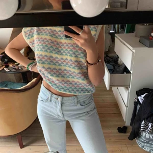  - Säljer min skitsnygga stickade väst!!! Köpt Second hand för 300kr och använd en eller två gånger sen dess, fortfarande superbra skick! Fraktar eller möts upp i Stockholm😊😊💘💘💞