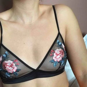  - Jättefin bh från Ella m/Lindex. Väldigt bra skick, använd fåtal gånger. Passar strl S, eller M. Justerbar i ryggen. Skön! 🌱