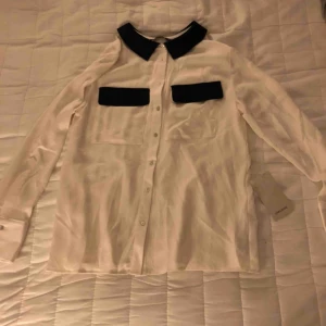  - Fin och helt ny blus/skjorta från Zara. Prislappen kvar. Frakt tillkommer 