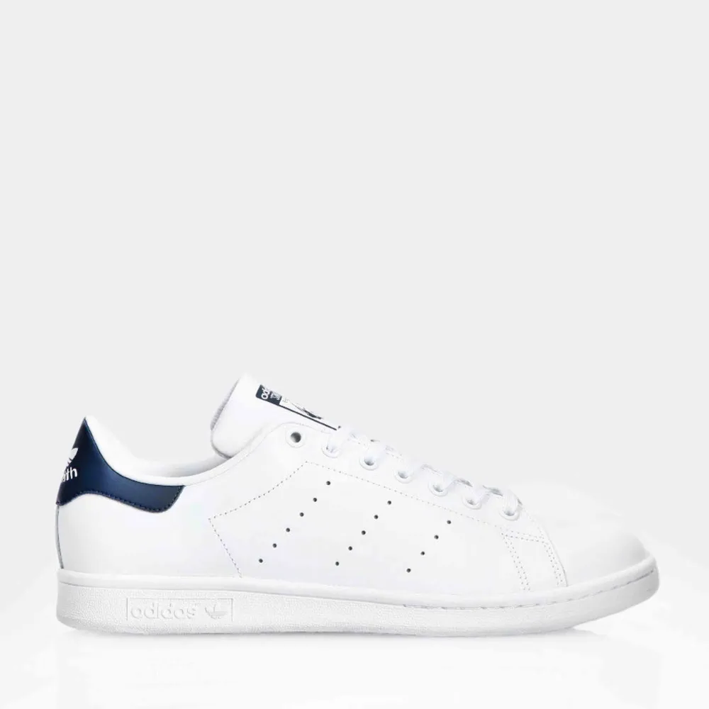 Sneakers från Adidas, ”Stan Smith” med mörkblåa detaljer. Storlek 39 (dam).  Lite slitningar av användning men ändå i bra skick!   Kan mötas upp i Umeå, annars tillkommer frakt <3. Skor.